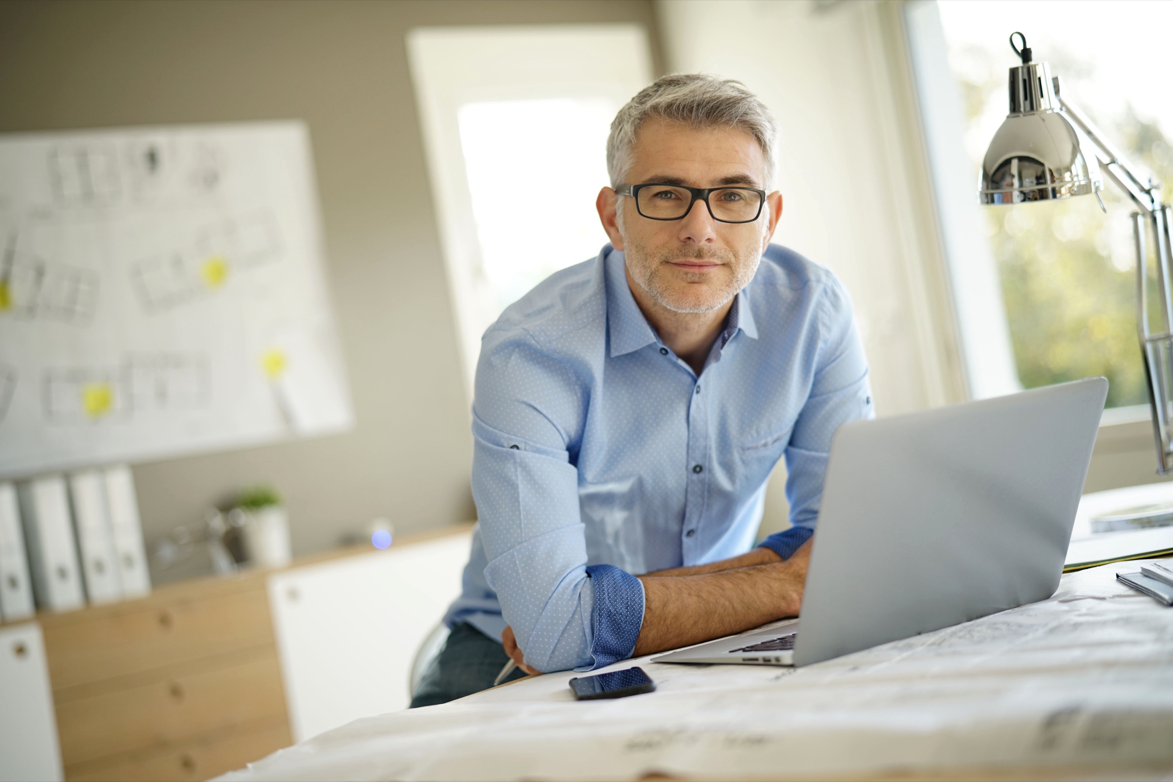 Architekt bei der Arbeit am Modell