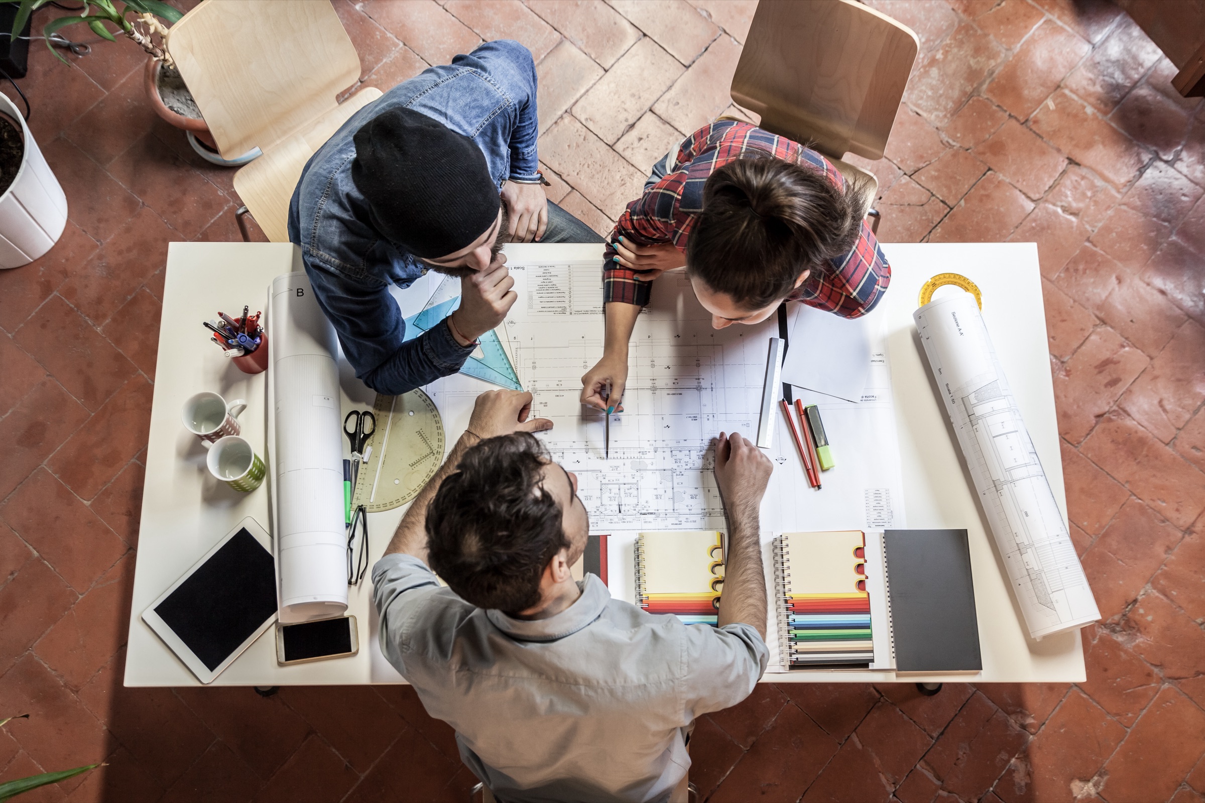 Architektenteam bei der Zusammenarbeit